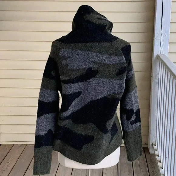 Aqua Bloomingdale’s Camouflage Turtleneck Sweater Size Small Cropped Green - Picture 3 of 8